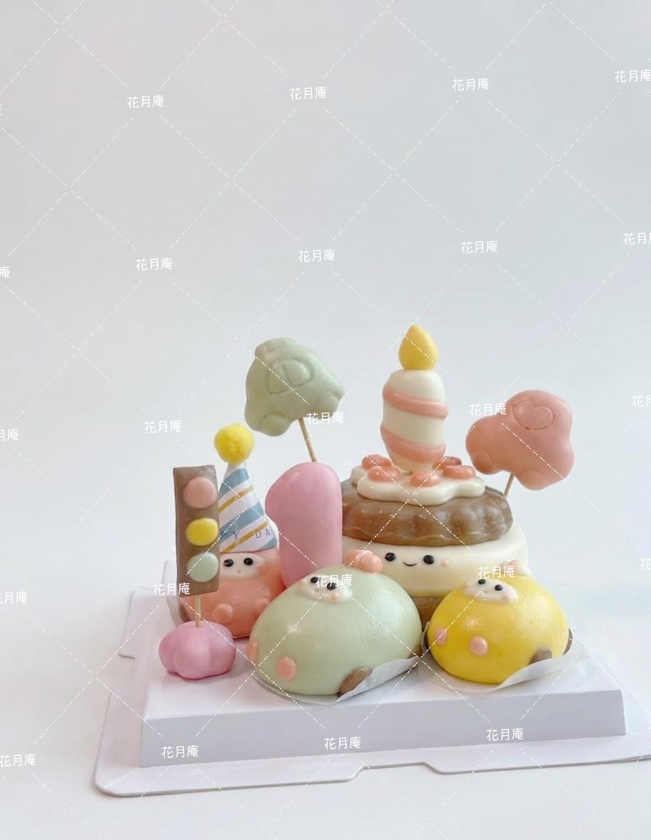粉彩色生日蛋糕與可愛角色造型饅頭套裝